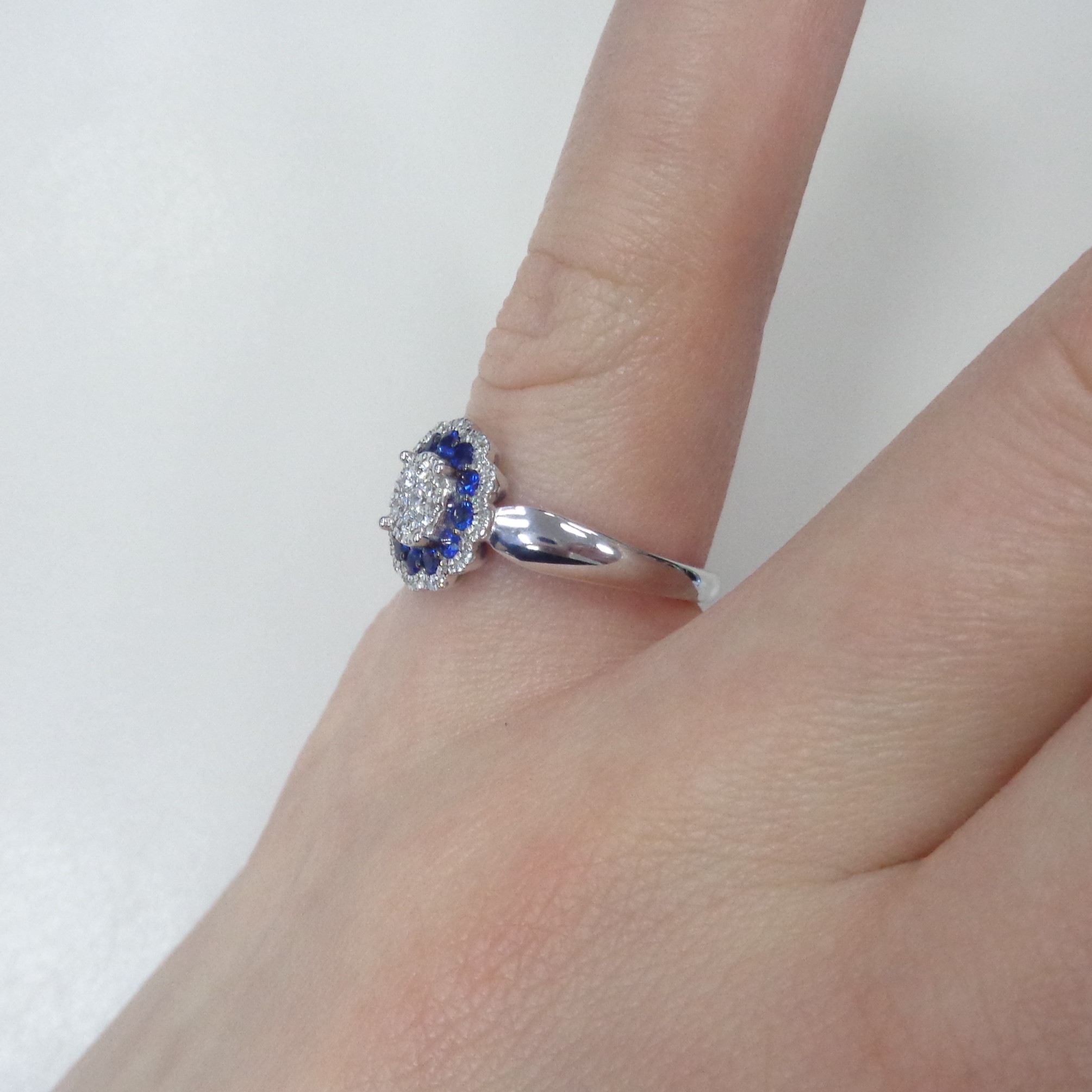 Золотое кольцо 585 пробы; белое золото; родий; вставки 12 Сапфир 0,365 2/2; 6 Бр.Кр-57 0,011 4/6А; 3